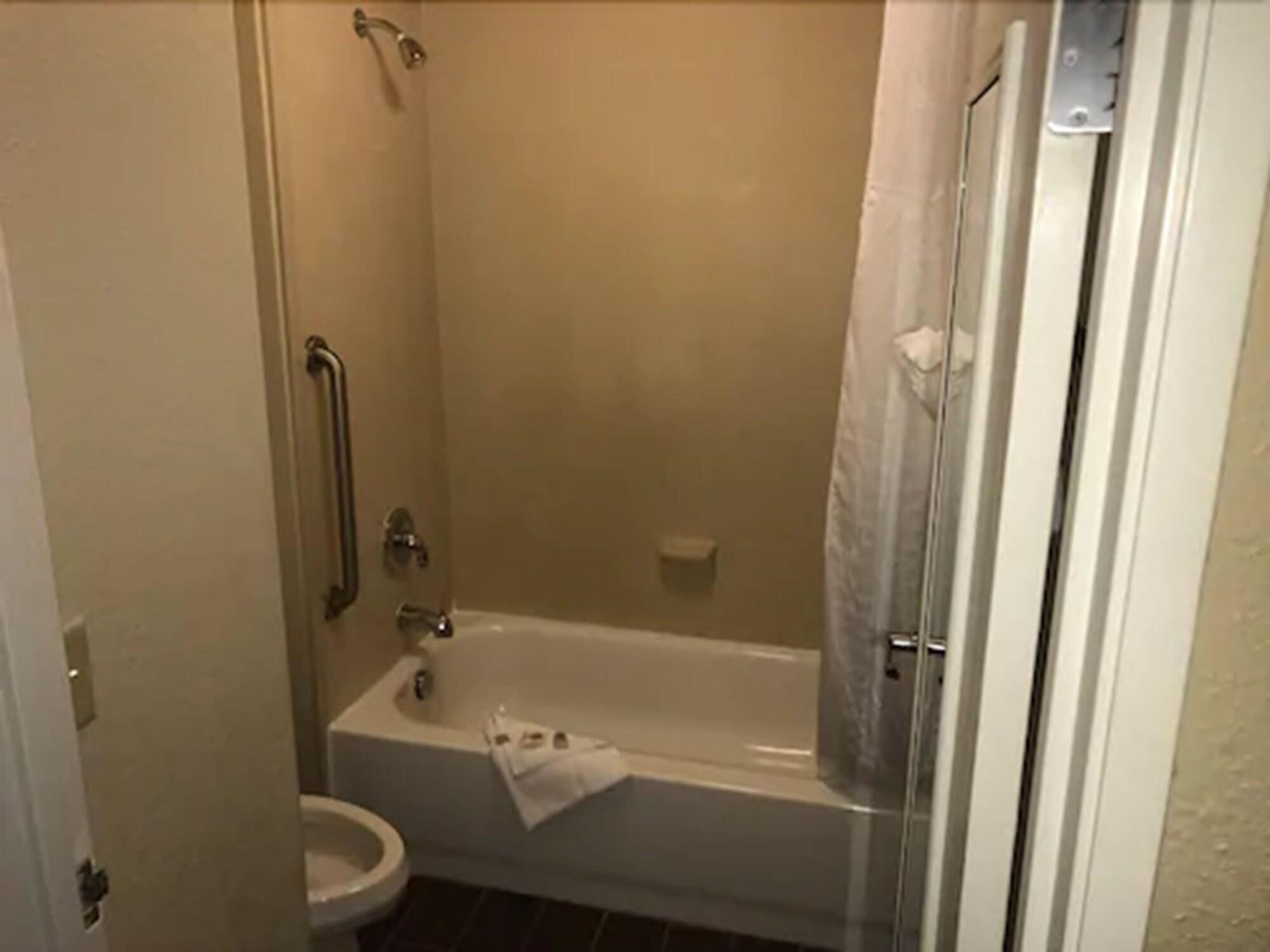 Quality Inn & Suites Ann Arbor Hwy 23 Экстерьер фото