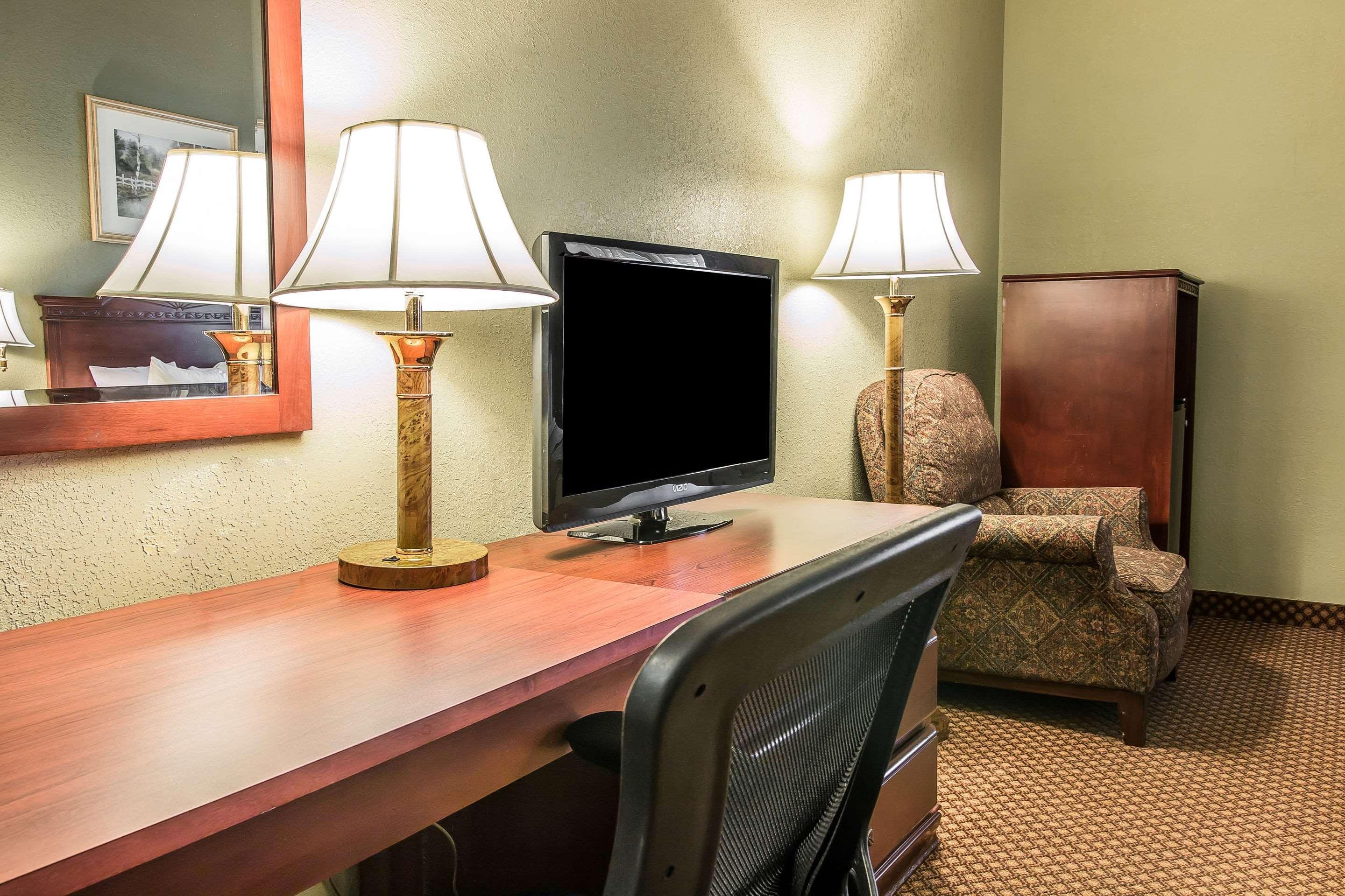 Quality Inn & Suites Ann Arbor Hwy 23 Экстерьер фото