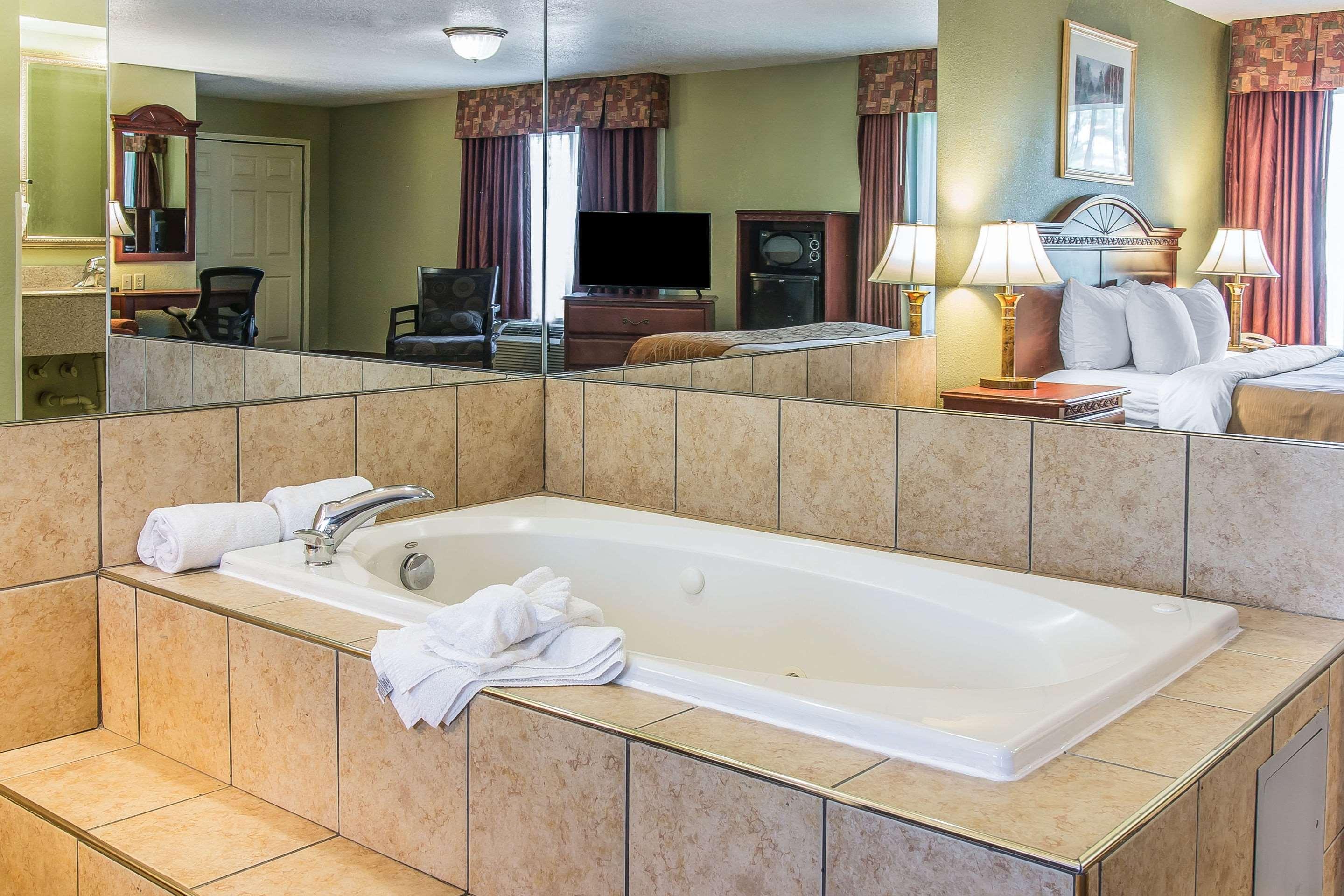 Quality Inn & Suites Ann Arbor Hwy 23 Экстерьер фото
