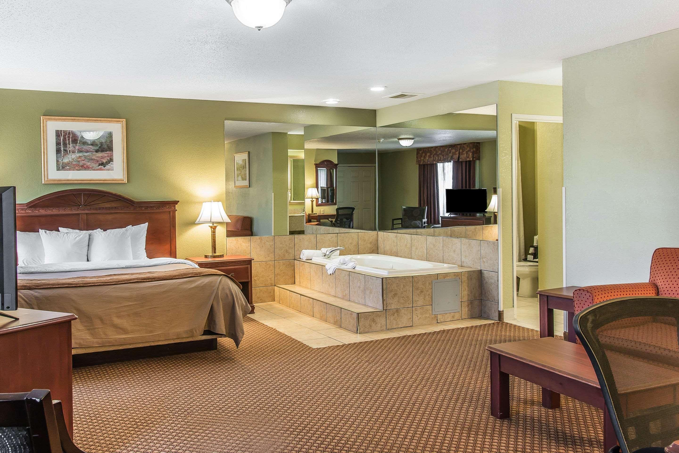 Quality Inn & Suites Ann Arbor Hwy 23 Экстерьер фото