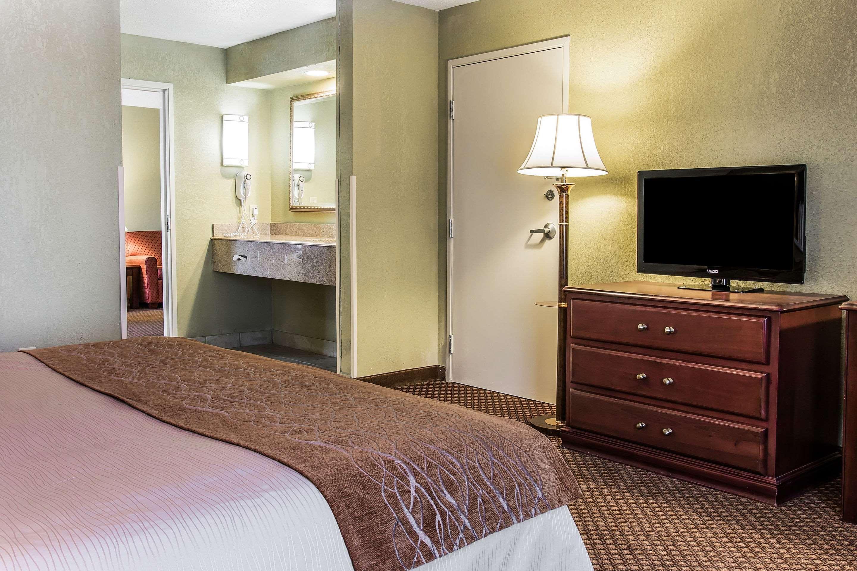 Quality Inn & Suites Ann Arbor Hwy 23 Экстерьер фото